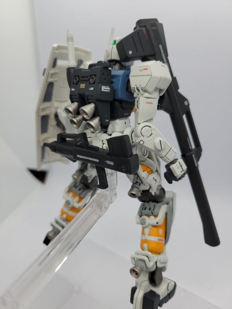 マシンガンは腰、バズーカはバックパックにネオジム磁石でマウント出来ます。