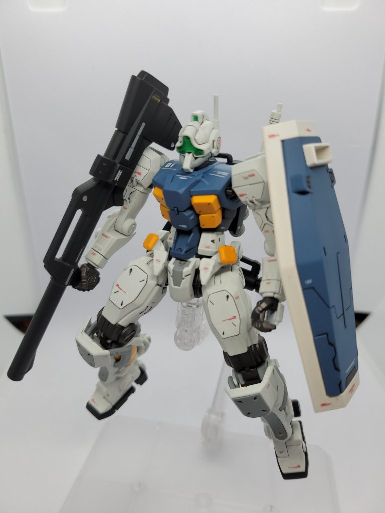 武装はジム改のシールド、マシンガン、バズーカ、ビームサーベルを装備します。シールドはディテールの細かいジークアクスの機体と馴染むようにプラ板やスジボリでディテールアップしマシンガンはそのままでは持たせられなかったのでグリップの取り付け位置を変えています。