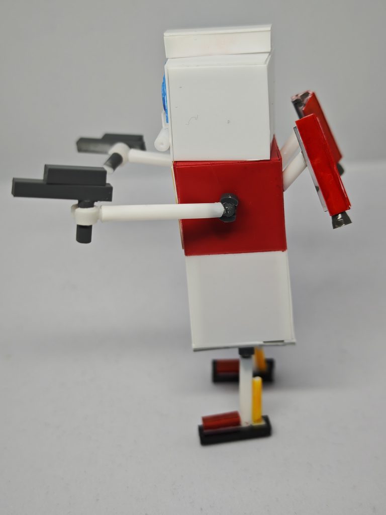 真横の図です。手は３ミリプラ棒を輪切りにした後に一部を切り離すことでC字ハンドにしました。