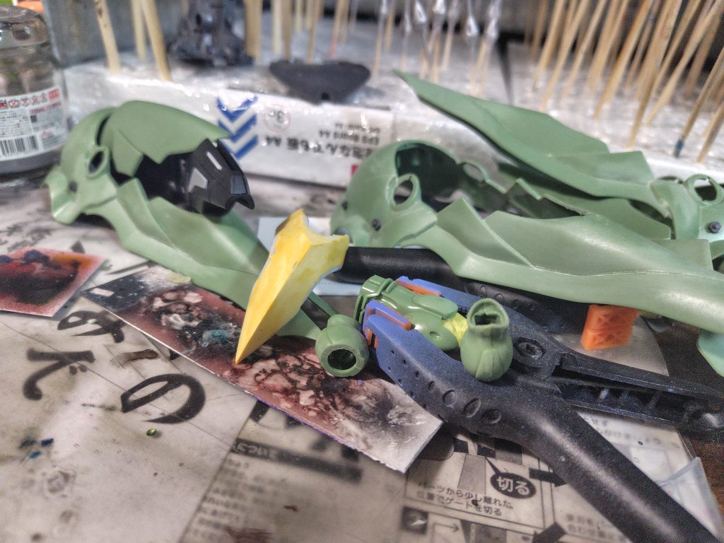 スカートの前部分もパテで盛って大型化してます。あと合わせ目消しと後ハメ加工も皆様の動画など参考に行いました。