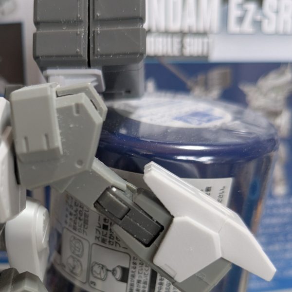   ガンダムEz-SRは、やっぱり3体無いとしまらないと言う事でエレミネーター用を入手しました。腕が、画像の所までしか上がら無いから製作途中のEz-SRイントルーダーの様に、改修する予定です。 （2枚目）