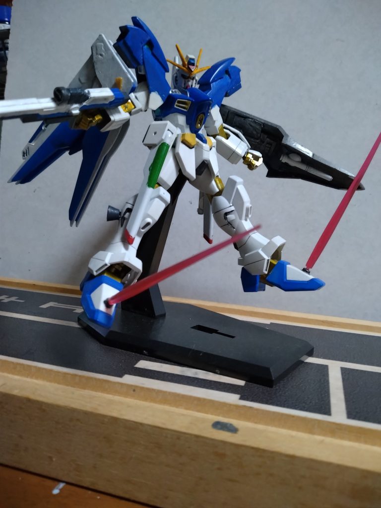 脚にビームサーベル