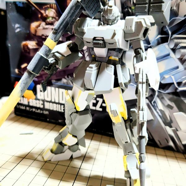    2025年 5月3、4、5日の連休中ガンダムEz-SRイントルーダー、エレミネーター、シャドウファントム をいじくりこんにゃくしていた。   予定では、連休中にイントルーダーを完成させるつもりだったが、エレミネーター、シャドウファントムに、手を付けてしまったから出来ませんでした。   イントルーダー、シャドウファントムは、全体的に約2センチ延長。約1センチ幅増ししました。   エレミネーターは、約7センチ延長(武器込み)。約センチ幅増ししました。   足首？つま先？辺りは、プラ板やキッドを切り刻んで形態変更してます。リアアーマーは、製作中のガンダムEz-8と同じ様に、切り刻んで可動出来る様にしてあります。（6枚目）