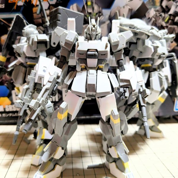    2025年 5月3、4、5日の連休中ガンダムEz-SRイントルーダー、エレミネーター、シャドウファントム をいじくりこんにゃくしていた。   予定では、連休中にイントルーダーを完成させるつもりだったが、エレミネーター、シャドウファントムに、手を付けてしまったから出来ませんでした。   イントルーダー、シャドウファントムは、全体的に約2センチ延長。約1センチ幅増ししました。   エレミネーターは、約7センチ延長(武器込み)。約センチ幅増ししました。   足首？つま先？辺りは、プラ板やキッドを切り刻んで形態変更してます。リアアーマーは、製作中のガンダムEz-8と同じ様に、切り刻んで可動出来る様にしてあります。（2枚目）