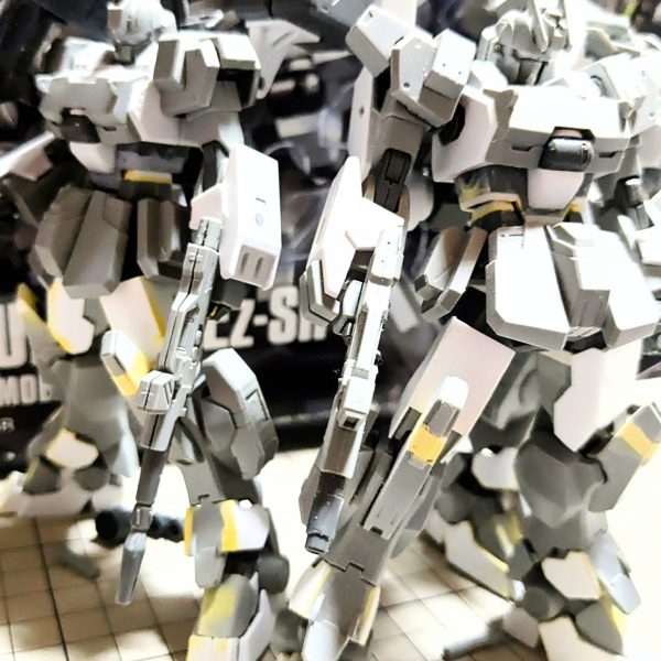    2025年 5月3、4、5日の連休中ガンダムEz-SRイントルーダー、エレミネーター、シャドウファントム をいじくりこんにゃくしていた。   予定では、連休中にイントルーダーを完成させるつもりだったが、エレミネーター、シャドウファントムに、手を付けてしまったから出来ませんでした。   イントルーダー、シャドウファントムは、全体的に約2センチ延長。約1センチ幅増ししました。   エレミネーターは、約7センチ延長(武器込み)。約センチ幅増ししました。   足首？つま先？辺りは、プラ板やキッドを切り刻んで形態変更してます。リアアーマーは、製作中のガンダムEz-8と同じ様に、切り刻んで可動出来る様にしてあります。（4枚目）