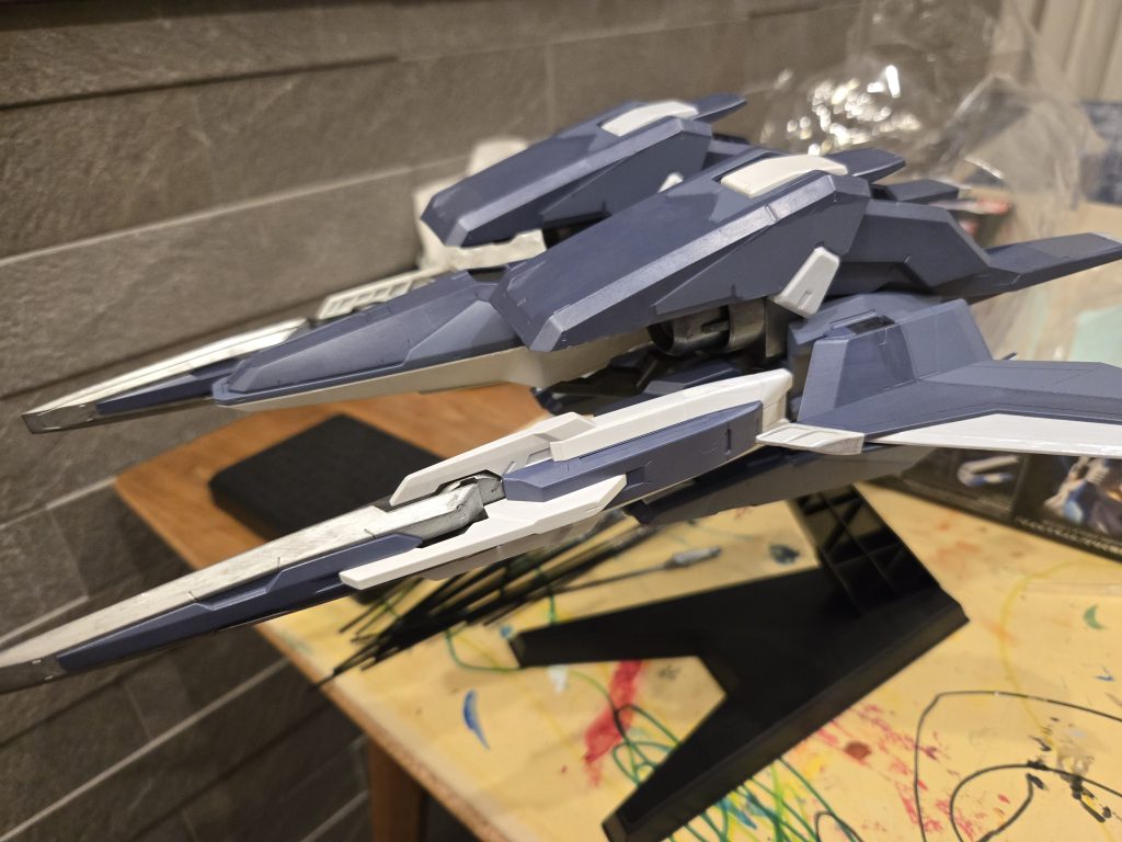 GNアームズも筆塗りですが、こちらはまあまあ良い感じに。どでかGNソード(ほとんど鈍器)はメッキ塗装。グレー部分はバーチャロン用のマーズパープルと艦船用の灰白色を比率を変え手、2種調色。塗り分けました。