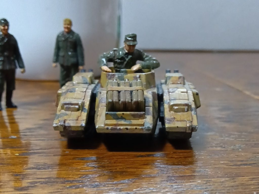 正面から。機銃は廃止してジェリカンに。