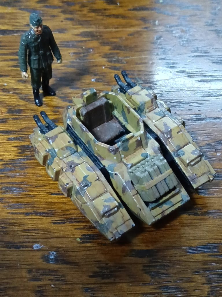 コックピット。塗装はドイツ戦車風な感じに。なんとなくドイツの兵器ゴリアテに人を乗れるようにしたみたいな見た目だけど上半身丸出しだから狙われたら終わり。