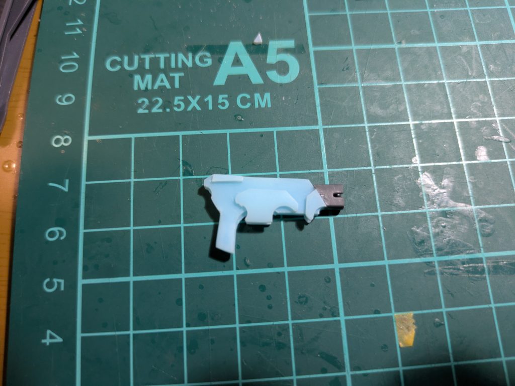 ハンドガンは自作です。食パンの留め具で結構簡単に作れます(gandam-hand2)