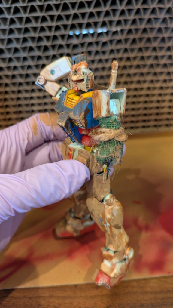 手をぶった切ってそこに、コード的なのをつけました　そこにガーゼを緑に塗ったやつを紐糸でくくりつけました