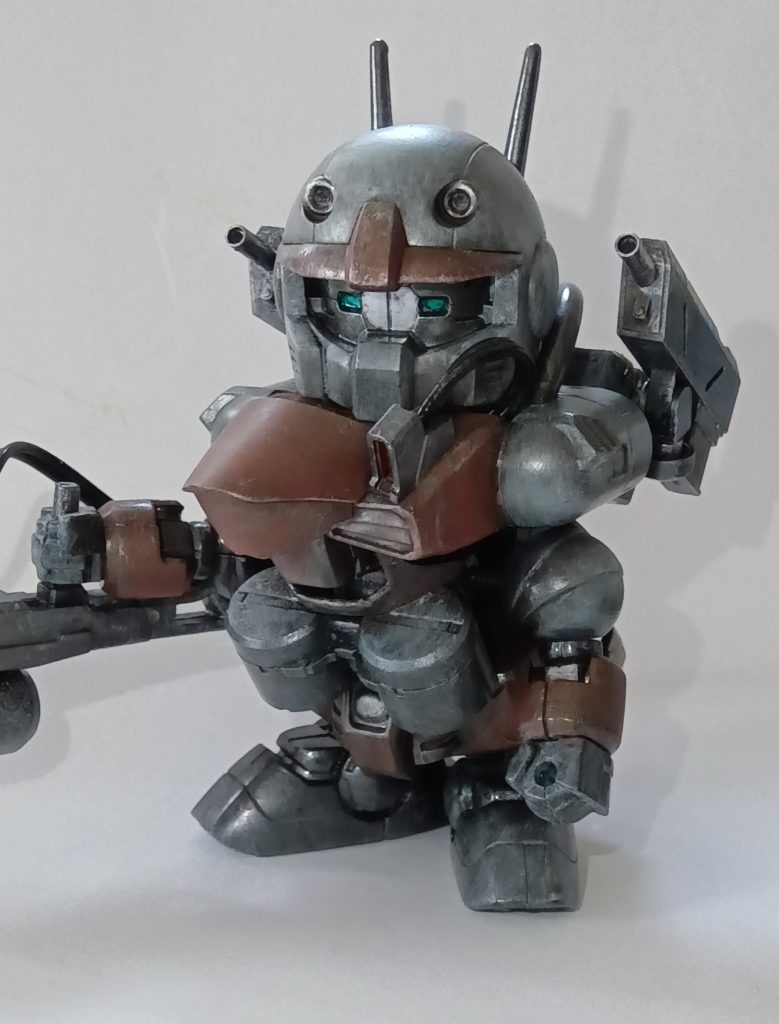 塗装について、今回はブラックではなくガンメタルを下地にしてみました。その上から自作のグレーとレッドを薄めて塗りました。