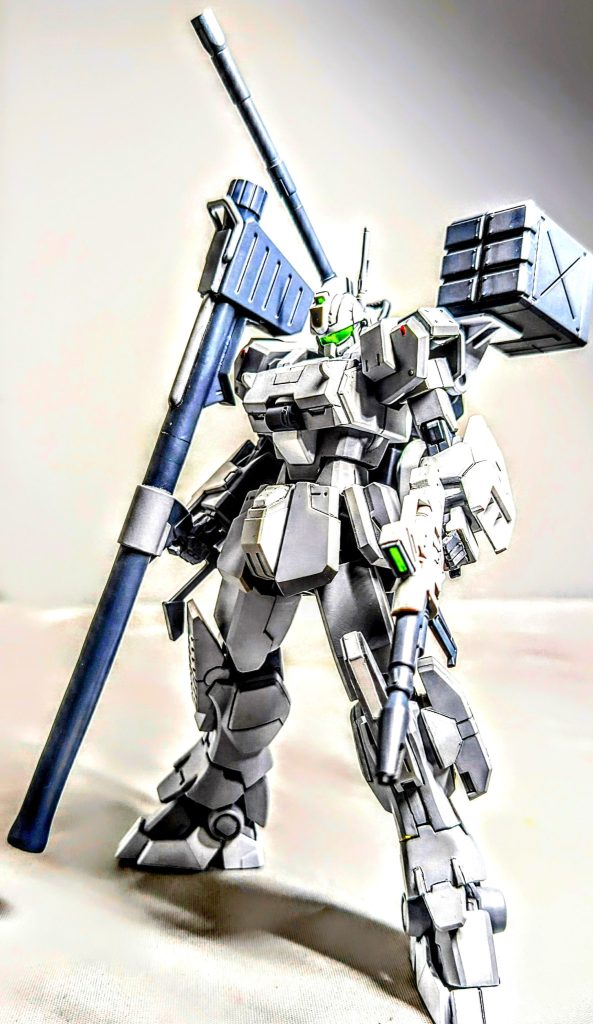 HGBFガンダムEz-SR エレミネーターは、約7センチ延長。約1センチ幅増し。約8ミリ幅詰めしました。HGUCのリヴァイブガンダムのハイパーバズーカを持たせています。アンテナを右から左に、移動しました。リアアーマーも可動出来ます。腕も水平位まで、動く様に可動域をUPしています。