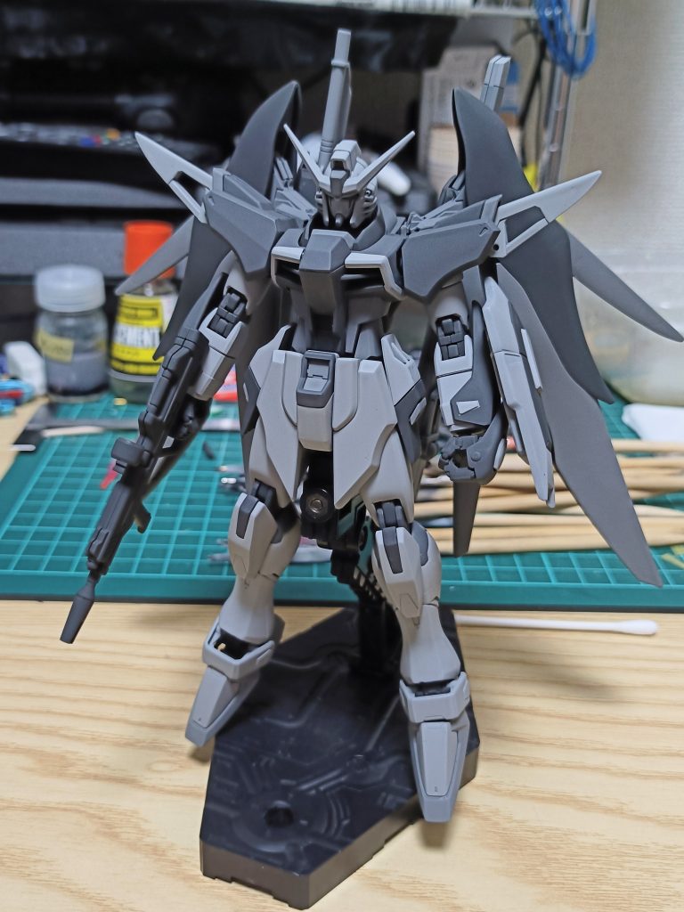 以上THE EDGE風デスティニーでした。長い事キットが手に入らなかったので、やっと作れてホッと一息しております。最後までご覧頂きましてありがとうございました(gundam-kao3)