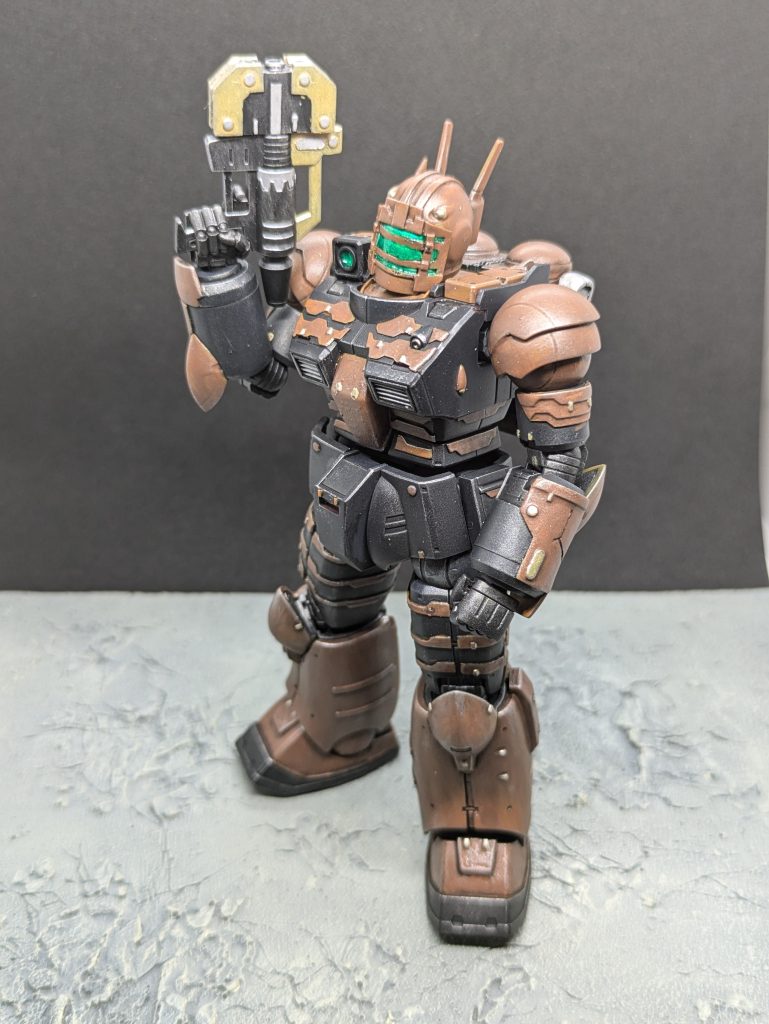 宇宙空間での作業用のためキャノンは廃止され多少のデブリに当たっても大丈夫のように各所に追加装甲が取り付けられています。