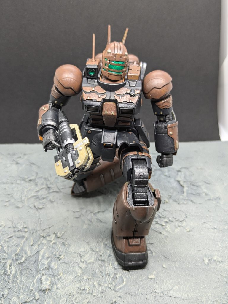 エアブラシで塗装したのですが途中で失敗してしまい茶色の箇所は筆で上塗りし全体をウェザリングして誤魔化しました（笑）