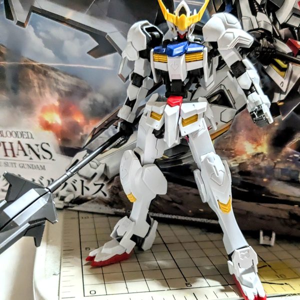 2025年5月20日（火）いつも行くお店のガンプラ再販日(毎週  火曜、金曜日がガンプラ再販日)で、購入したガンダムバルバトスを仮組みして、自分の持っているガンダムバルバトス第4形態のイメージに、近づけ様と改修中。取り敢えず頭と武器を改修中です。耳の辺りを約2ミリ幅増して角を延長、メイスをプラ板やランナーで延長しています。（2枚目）