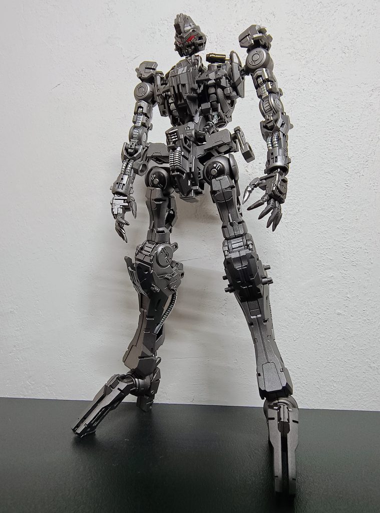 ガンダムフレームは焼鉄色(つや消し)シルバー(光沢)黒鉄色(光沢)で塗装しました。外装がド派手なのでシンプルに。