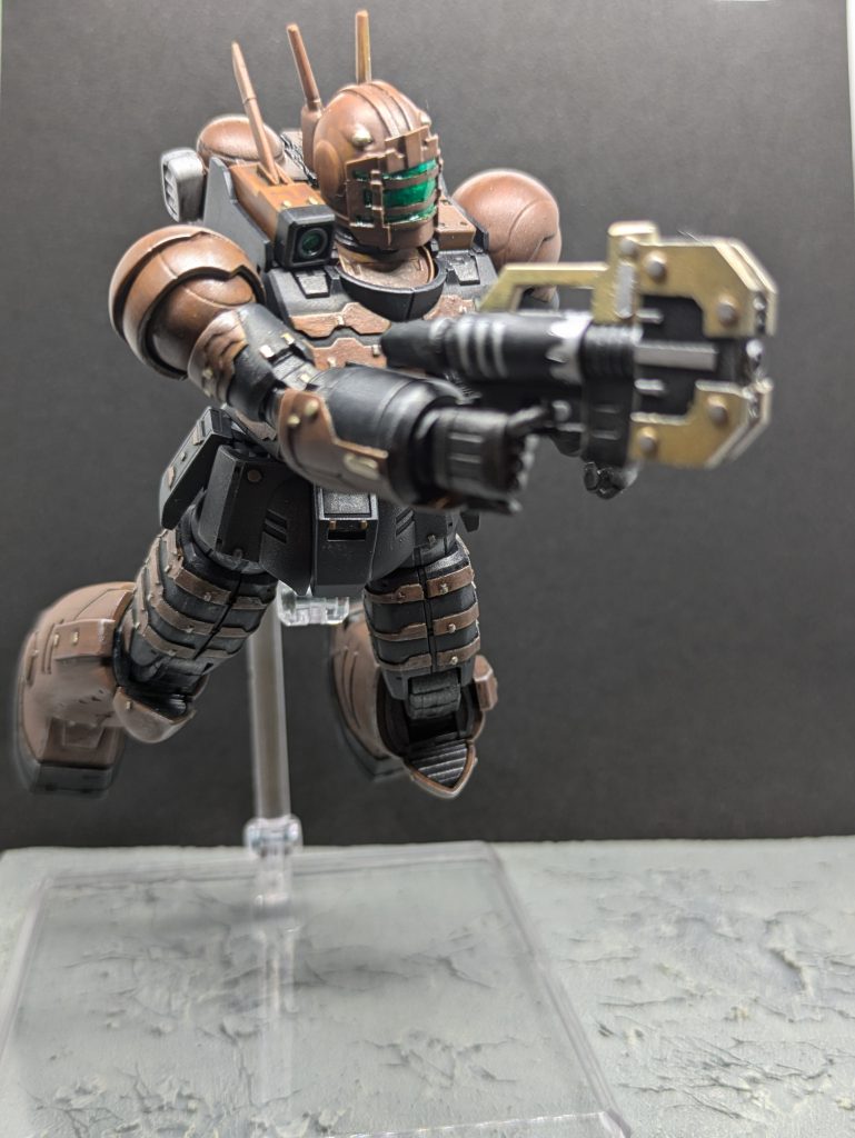 手に持っているのは「ビームカッター」で資材切断用の工具です。また右肩にはカメラが取り付けられ作業内容を記録出来るようになっております。