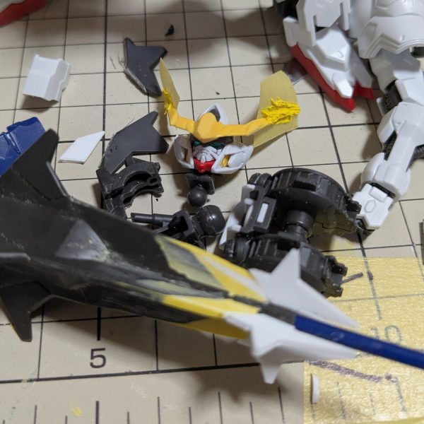 2025年5月20日（火）いつも行くお店のガンプラ再販日(毎週  火曜、金曜日がガンプラ再販日)で、購入したガンダムバルバトスを仮組みして、自分の持っているガンダムバルバトス第4形態のイメージに、近づけ様と改修中。取り敢えず頭と武器を改修中です。耳の辺りを約2ミリ幅増して角を延長、メイスをプラ板やランナーで延長しています。（3枚目）