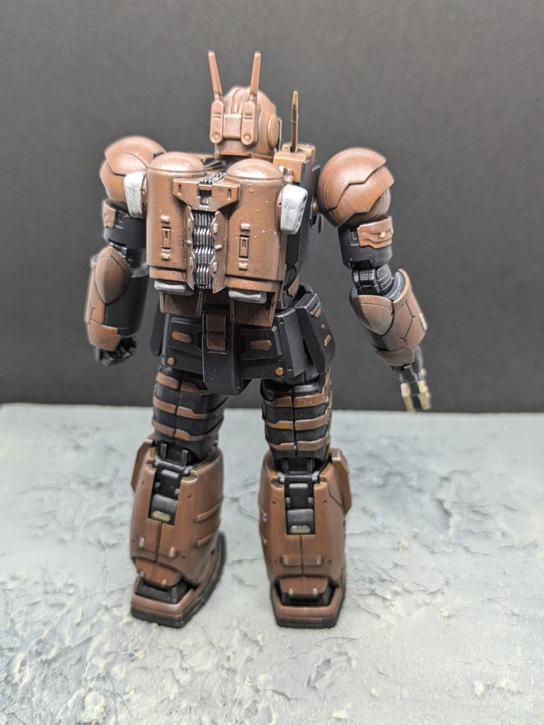 背面はバックパックに排熱効率を良くするためにヒートシンクが取り付けられています。