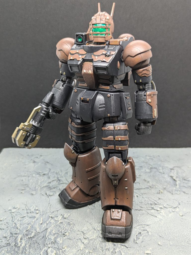 頭部センサーはガンダムマーカーメッキシルバーを塗った上から蛍光ブルーグリーンを塗ったのですが筆むらがひどく悲しい出来になってしまいました😭