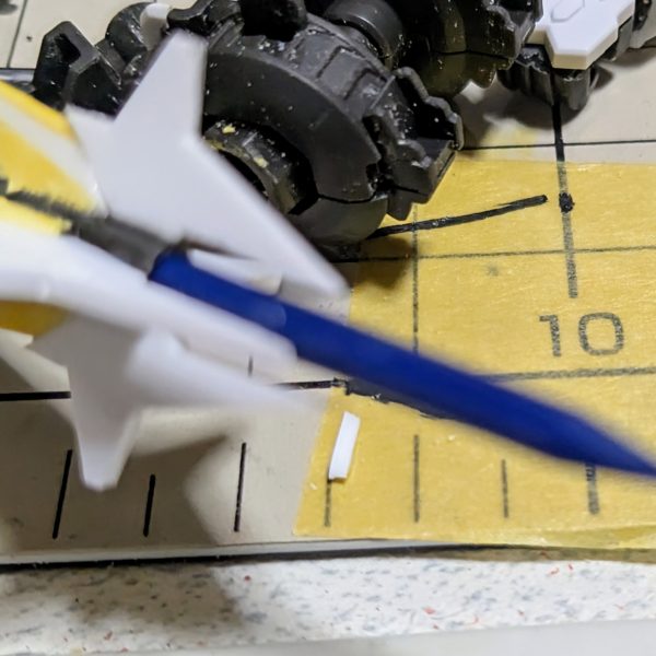 2025年5月20日（火）いつも行くお店のガンプラ再販日(毎週  火曜、金曜日がガンプラ再販日)で、購入したガンダムバルバトスを仮組みして、自分の持っているガンダムバルバトス第4形態のイメージに、近づけ様と改修中。取り敢えず頭と武器を改修中です。耳の辺りを約2ミリ幅増して角を延長、メイスをプラ板やランナーで延長しています。（4枚目）