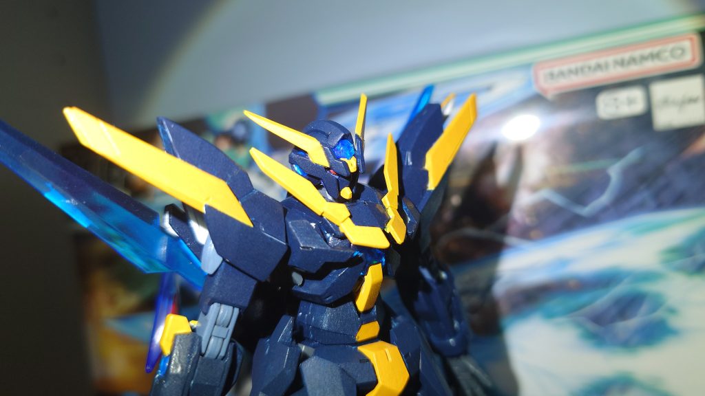 顔のアップあんまり寄ると画像がボケちゃいますのでこれくらいカメラアイを赤くしたら悪役顔に