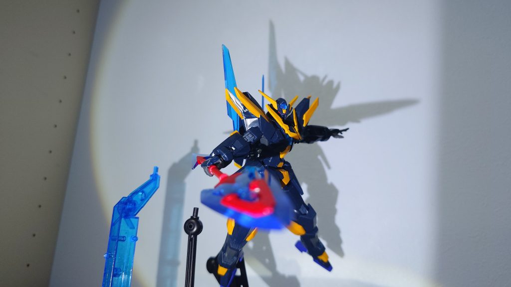 ポージング偏ってますね今回は光源当ててみましたもっと映える写真撮れたらカッコいいのですが肩アーマーの内側とか、パテ埋めして整える技術があれば完成度アップできそうですね