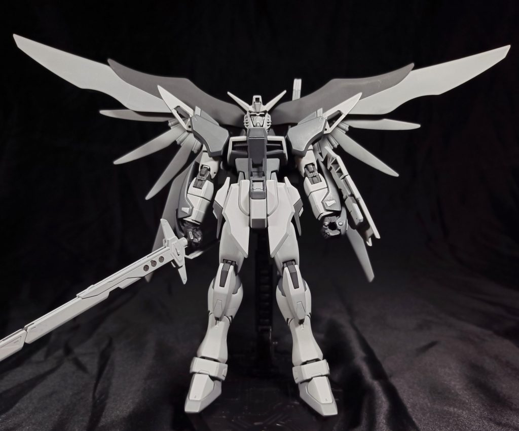シンとマユを守るように佇むデスティニーとその背後の残骸。そのコマに惚れて今回の制作に至ったのでした(gundam-kao8)