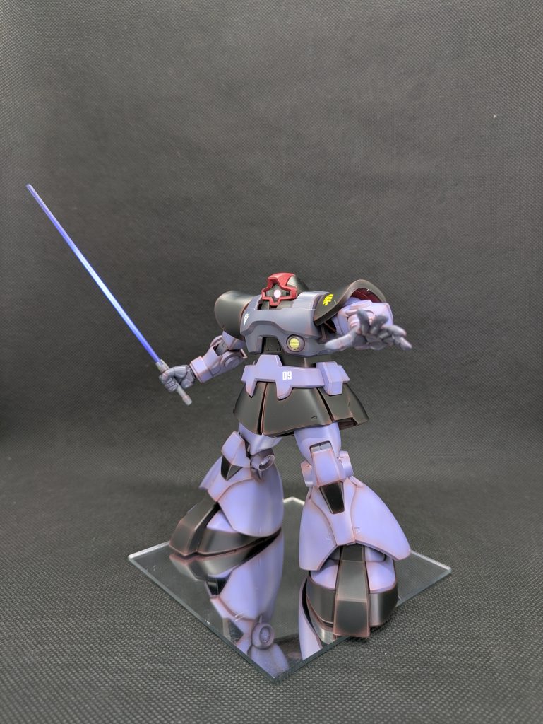 いっこ前のザクと同じく、ヒートサーベルは懸架状態と発熱状態を再現できるように