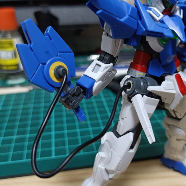 ガンプラバトルVRを端に発したミキシングは、パーツの破損とイベント落選によって集結したかに思われた。しかし数ヶ月がたった今、取寄せたジャンクパーツによってそれなりの形に成ろうとしていた…。ｺﾎﾝ､ガンダム頓挫衛門もとい、エクシアッポイの製作を再開しました。前回諦めていた腰部へのマウントパーツがジャンクの中に有ったので利用。エピオンのビームソードのようにします。RGアストレアで使わないであろうライフルとシールド、顔面を使用し、アメイジングエクシア成分を限りなく薄くして失ったシールドの悲しみを誤魔化しました。(gandam-hand2)以下ファーストシーズンと外伝。https://gumpla.jp/story/2276764https://gumpla.jp/story/2283102https://gumpla.jp/moment/2387409 （2枚目）