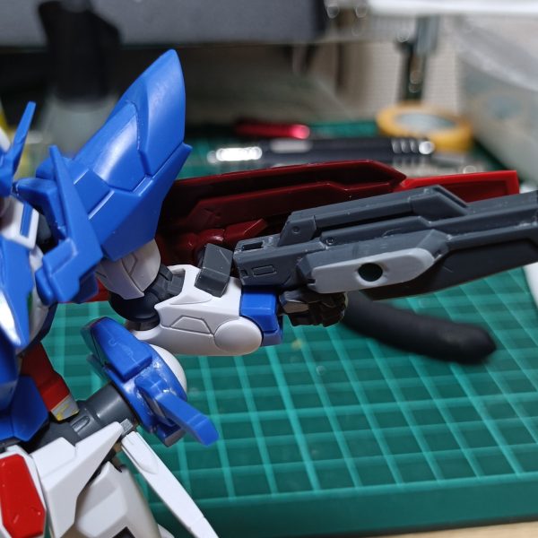 ガンプラバトルVRを端に発したミキシングは、パーツの破損とイベント落選によって集結したかに思われた。しかし数ヶ月がたった今、取寄せたジャンクパーツによってそれなりの形に成ろうとしていた…。ｺﾎﾝ､ガンダム頓挫衛門もとい、エクシアッポイの製作を再開しました。前回諦めていた腰部へのマウントパーツがジャンクの中に有ったので利用。エピオンのビームソードのようにします。RGアストレアで使わないであろうライフルとシールド、顔面を使用し、アメイジングエクシア成分を限りなく薄くして失ったシールドの悲しみを誤魔化しました。(gandam-hand2)以下ファーストシーズンと外伝。https://gumpla.jp/story/2276764https://gumpla.jp/story/2283102https://gumpla.jp/moment/2387409 （3枚目）