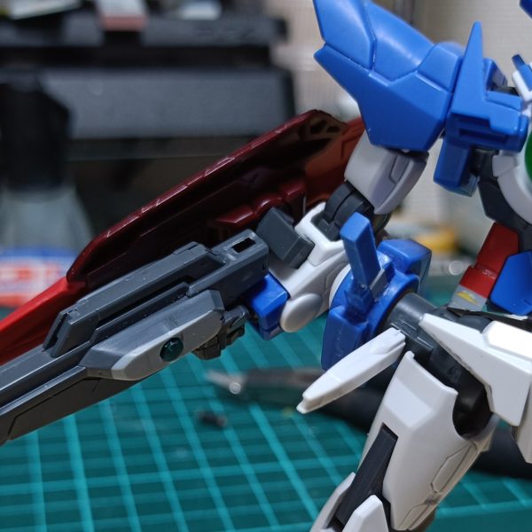 ガンプラバトルVRを端に発したミキシングは、パーツの破損とイベント落選によって集結したかに思われた。しかし数ヶ月がたった今、取寄せたジャンクパーツによってそれなりの形に成ろうとしていた…。ｺﾎﾝ､ガンダム頓挫衛門もとい、エクシアッポイの製作を再開しました。前回諦めていた腰部へのマウントパーツがジャンクの中に有ったので利用。エピオンのビームソードのようにします。RGアストレアで使わないであろうライフルとシールド、顔面を使用し、アメイジングエクシア成分を限りなく薄くして失ったシールドの悲しみを誤魔化しました。(gandam-hand2)以下ファーストシーズンと外伝。https://gumpla.jp/story/2276764https://gumpla.jp/story/2283102https://gumpla.jp/moment/2387409 （4枚目）