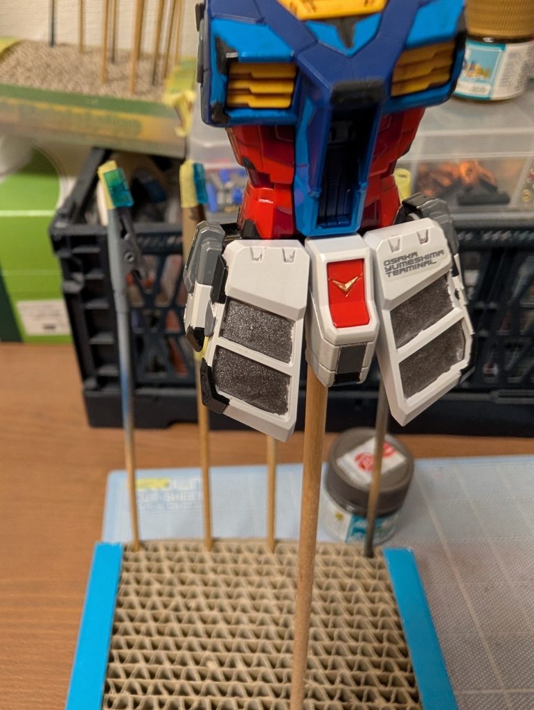 クリアパーツ部分ですが、キットに着いてるシール使うとキラキラしすぎるので、シールの代わりに焼鉄色塗って