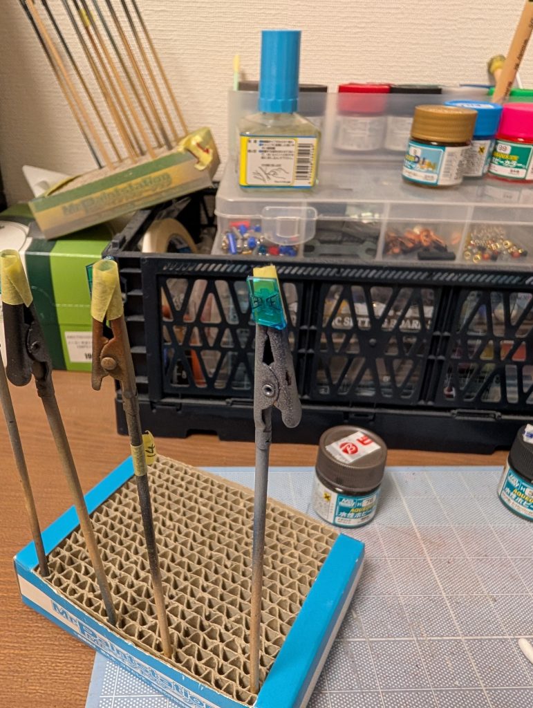 クリアパーツの裏にリアルタッチマーカーのブルー1で墨入れ