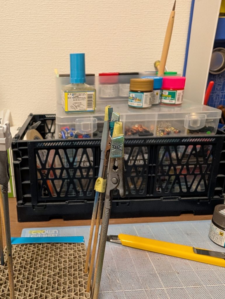 ガンダムマーカーのメッキシルバーを裏からザックリと吹付けてます。