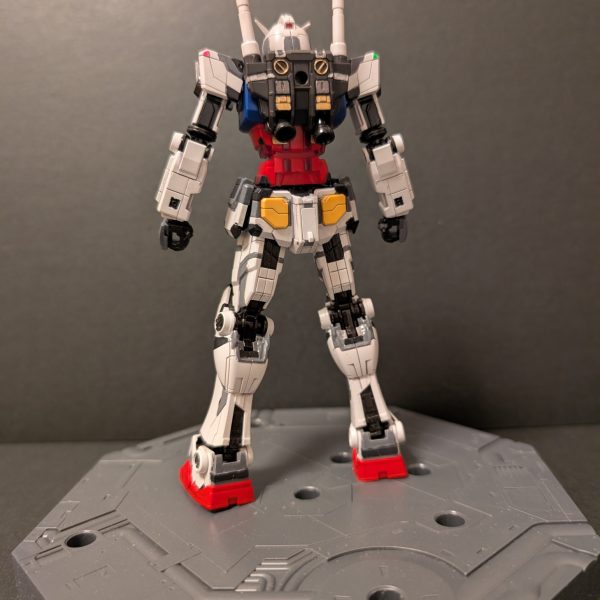 GWの第二弾に選んだのはRX-78F00/E GUNDAM EX-001 G.L.R.S.S. Feather UNITいわゆる万博ガンダム。サクッと完成出来るかな？って甘く見てたら、部分塗装とは言え塗り分けがどえらいことに…😵インスタや箱絵を参考に水性塗料の筆塗りをしてます。当初グラスフェザー装備のガンダムだけでいいかな？という考えで始めたら、万博の立像を再現するにはノーマルパーツも必要ということに気付き、急遽作成となりました😓グラスフェザーを装備するとこの姿は見ることがないので製作過程として残すことにしました。GWの間に完成できませんでしたが、便宜上GW第二弾とさせていただきます。（2枚目）