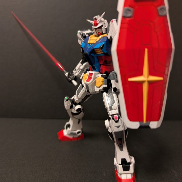 GWの第二弾に選んだのはRX-78F00/E GUNDAM EX-001 G.L.R.S.S. Feather UNITいわゆる万博ガンダム。サクッと完成出来るかな？って甘く見てたら、部分塗装とは言え塗り分けがどえらいことに…😵インスタや箱絵を参考に水性塗料の筆塗りをしてます。当初グラスフェザー装備のガンダムだけでいいかな？という考えで始めたら、万博の立像を再現するにはノーマルパーツも必要ということに気付き、急遽作成となりました😓グラスフェザーを装備するとこの姿は見ることがないので製作過程として残すことにしました。GWの間に完成できませんでしたが、便宜上GW第二弾とさせていただきます。（3枚目）