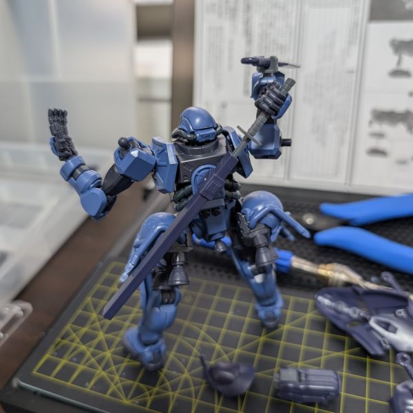 軍警ザク×イフリートナハトのミキシング開始しました✨まずは構成を考えていきますが、この時がまた楽しいです☺️２枚目は3mm穴を空けてナハトブレード装備した写真です✨️簡単にかっこよくなりました✨（3枚目）