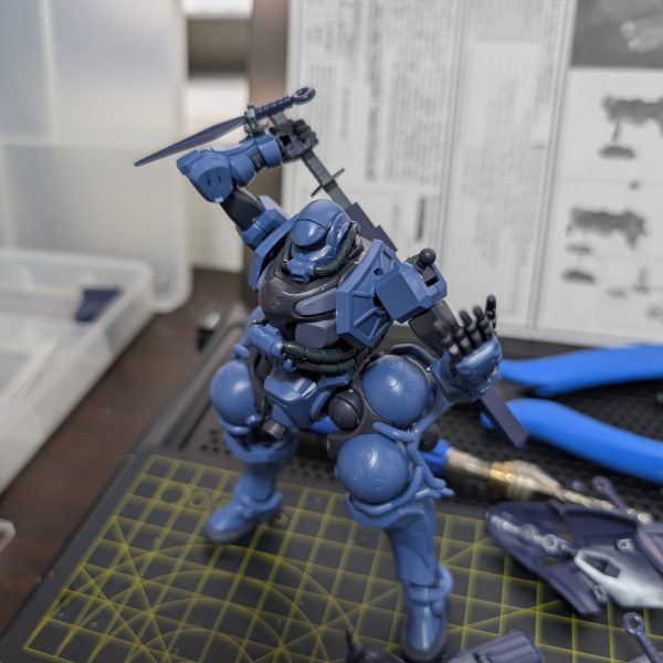 軍警ザク×イフリートナハトのミキシング開始しました✨まずは構成を考えていきますが、この時がまた楽しいです☺️２枚目は3mm穴を空けてナハトブレード装備した写真です✨️簡単にかっこよくなりました✨（2枚目）