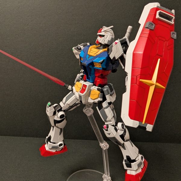 GWの第二弾に選んだのはRX-78F00/E GUNDAM EX-001 G.L.R.S.S. Feather UNITいわゆる万博ガンダム。サクッと完成出来るかな？って甘く見てたら、部分塗装とは言え塗り分けがどえらいことに…😵インスタや箱絵を参考に水性塗料の筆塗りをしてます。当初グラスフェザー装備のガンダムだけでいいかな？という考えで始めたら、万博の立像を再現するにはノーマルパーツも必要ということに気付き、急遽作成となりました😓グラスフェザーを装備するとこの姿は見ることがないので製作過程として残すことにしました。GWの間に完成できませんでしたが、便宜上GW第二弾とさせていただきます。（5枚目）