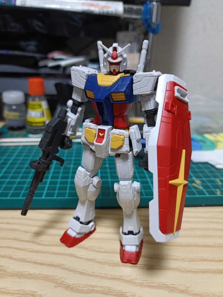 作品名：セブンイレブンガンダム立像<p>帰りのコンビニで一人佇んでいた、EGF00/Eを保護及びパチ組しました。 やはりEGは…いい…。 30分くらいで手軽に作れて、このディテール量、魅せてくれる…！(zaku-kao2) HGと比較しようとしたら「パキッ」て […]</p>