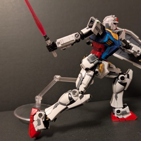 GWの第二弾に選んだのはRX-78F00/E GUNDAM EX-001 G.L.R.S.S. Feather UNITいわゆる万博ガンダム。サクッと完成出来るかな？って甘く見てたら、部分塗装とは言え塗り分けがどえらいことに…😵インスタや箱絵を参考に水性塗料の筆塗りをしてます。当初グラスフェザー装備のガンダムだけでいいかな？という考えで始めたら、万博の立像を再現するにはノーマルパーツも必要ということに気付き、急遽作成となりました😓グラスフェザーを装備するとこの姿は見ることがないので製作過程として残すことにしました。GWの間に完成できませんでしたが、便宜上GW第二弾とさせていただきます。（4枚目）