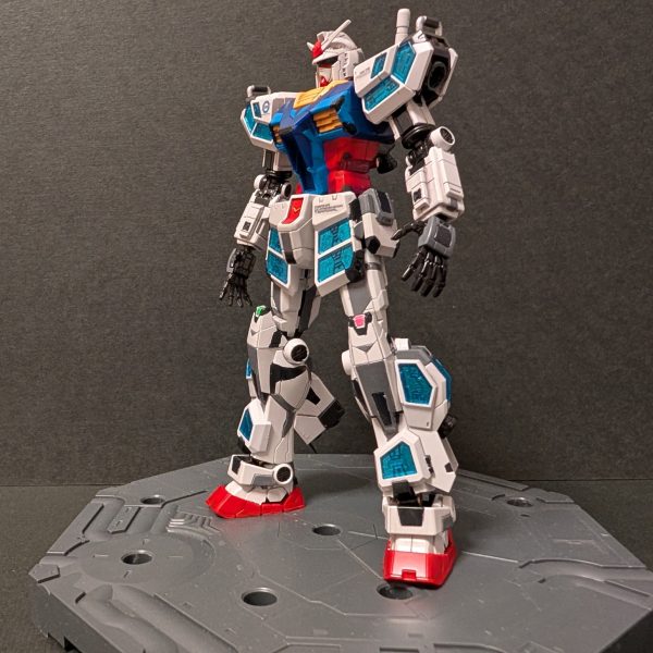グラスフェザー装備前のこの状態、E GUNDAMであってるのかな？クリアパーツが意外とイケてるように感じます。残すはグラスフェザーですが、大変な塗り分けになりそうな予感😰ランナーは白と黒？の2色のみなので…（2枚目）