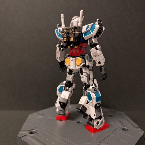 グラスフェザー装備前のこの状態、E GUNDAMであってるのかな？クリアパーツが意外とイケてるように感じます。残すはグラスフェザーですが、大変な塗り分けになりそうな予感😰ランナーは白と黒？の2色のみなので…（3枚目）