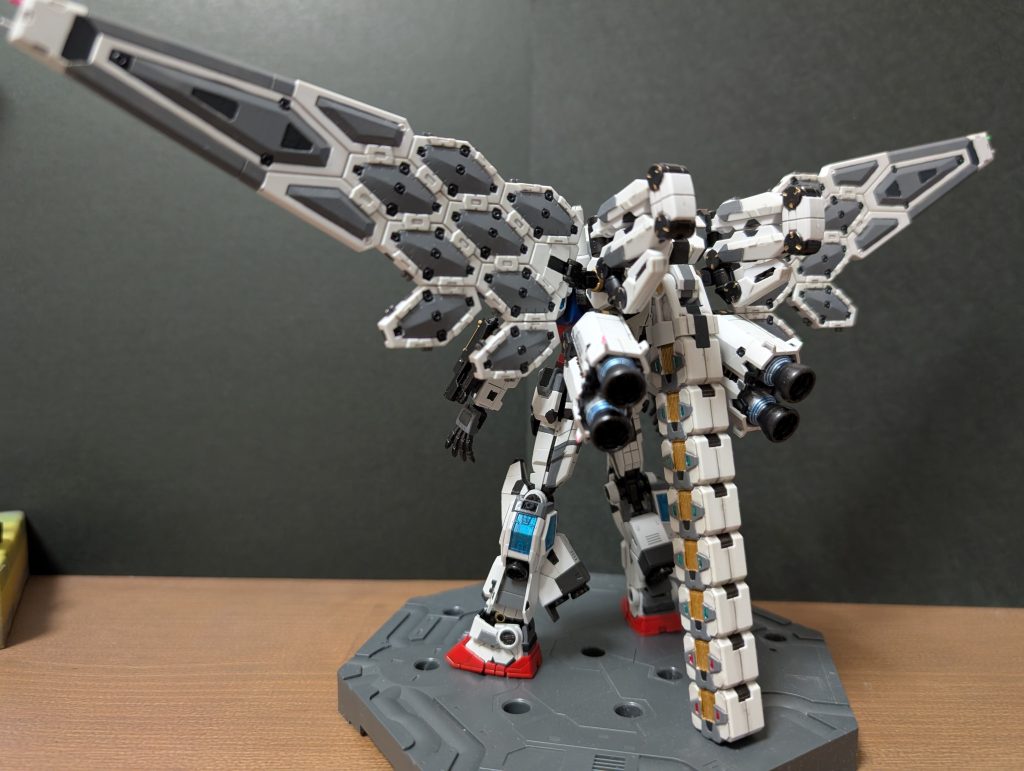 この後ろ姿見ると、苦労した甲斐がありました😁写真では分かりにくいのですが、なんか蓄電池っぽいところの小窓はバッテリー残量表示として、後ろ二つは赤メタで残りは緑メタで塗ってます。