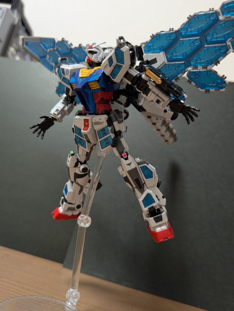 コンセプトを知らないから、なんとなくパッケージアートっぽく。溶接ガンの用途も不明なため、左腕にセットしたまま。展開状態がカッコよくないので作ってません。