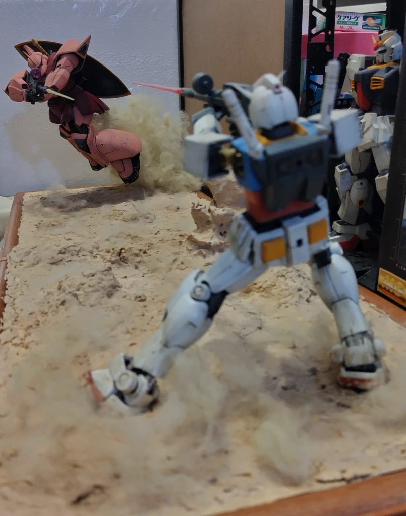 ガンダムの後方から。右側の写り込んだ絆創膏のケアリーヴやマークIIは気にしないで下さい…