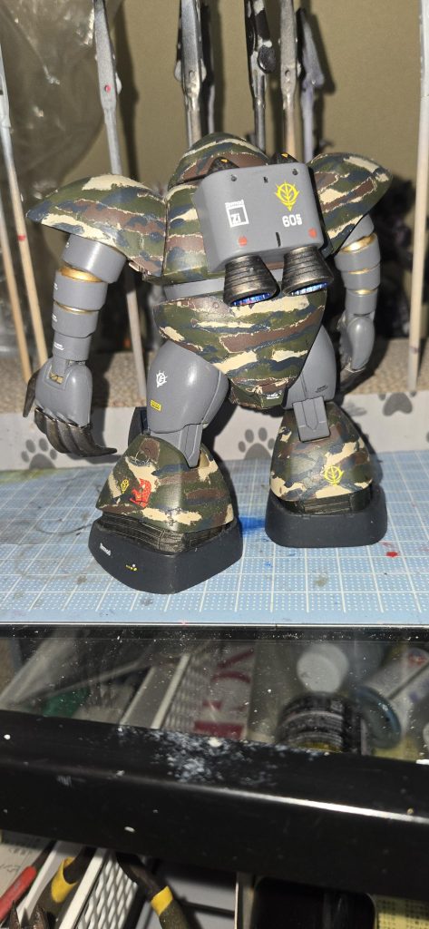 過去作なので記憶が曖昧なのですが、マスキングにてタイガー迷彩塗装後、半ツヤトップコートしていると思います。 