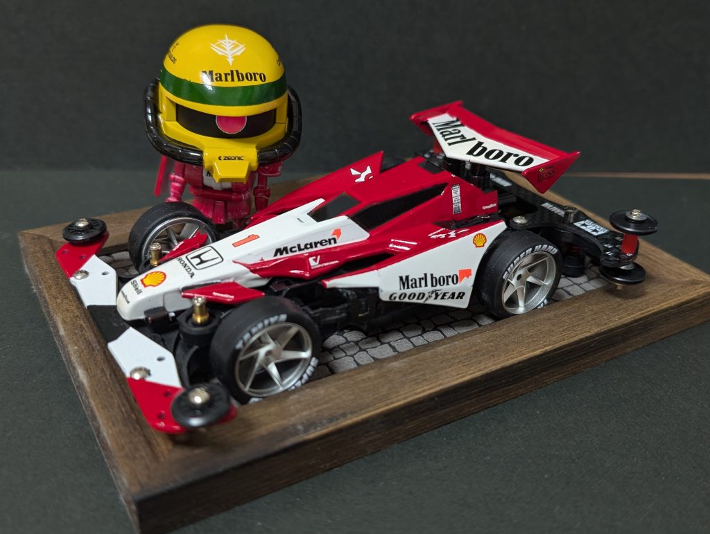 おまけ:数年前に鑑賞用としてMP4の配色で作成したネオファルコンとともに